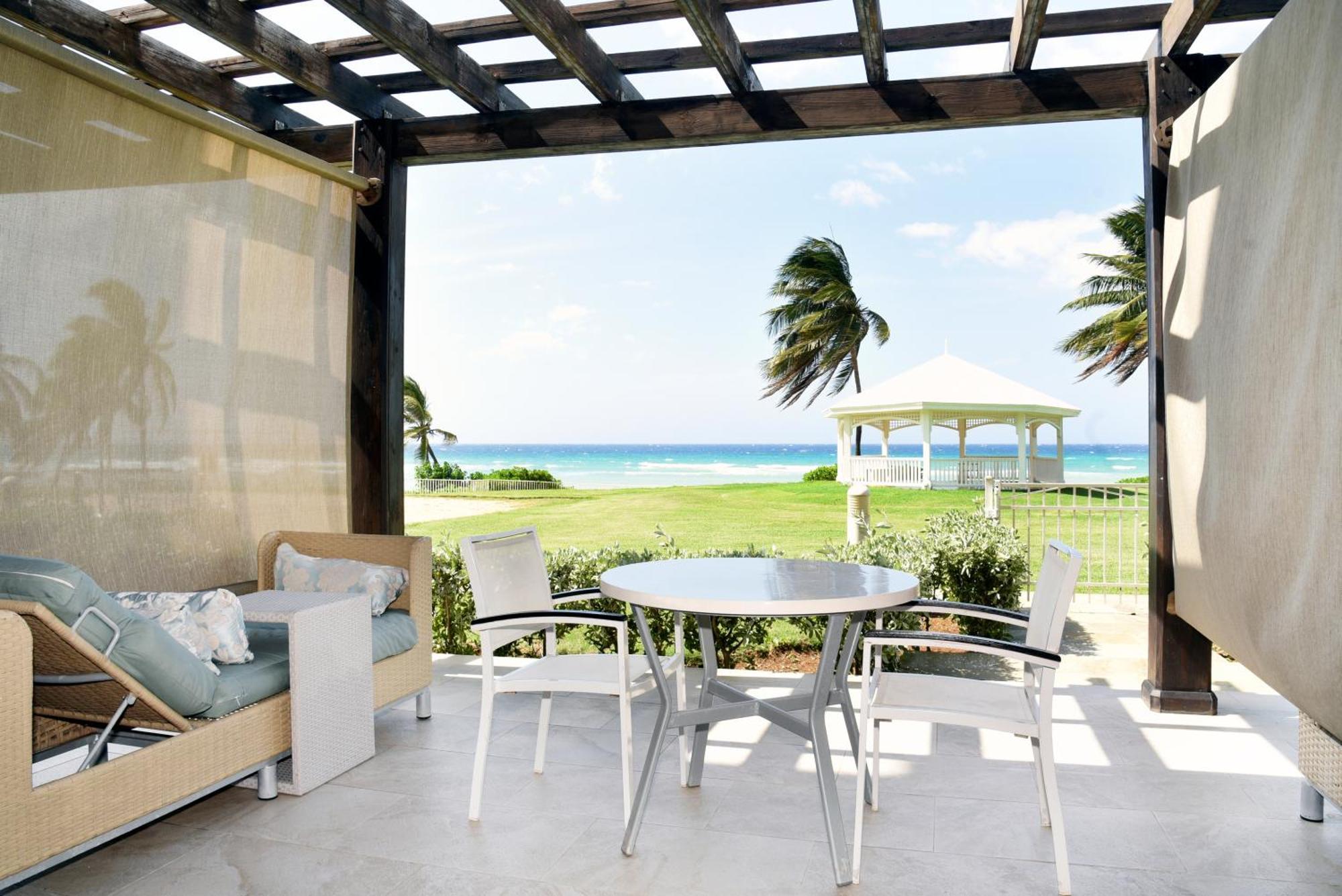 Ocean Front Walk out 1 King Bed K1TF